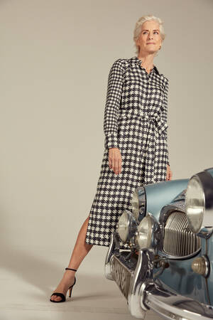 marksandspencer_JAEGER_SS23_saty s kohouti stopou z cisteho hedvabi_7999Kc_lookbook.jpg